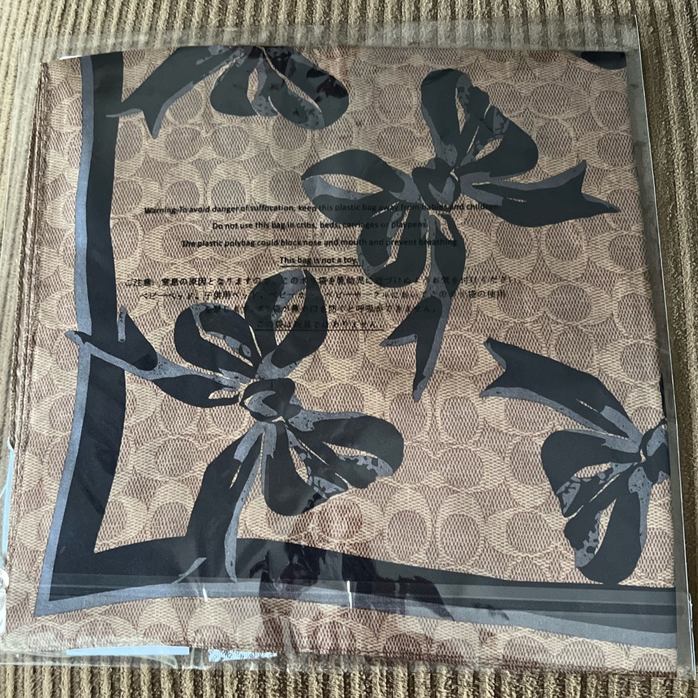 Coach Signature Bow Print Silk Bandana nwt in packaging - Picture 3 of 3